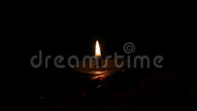 <strong>天主教堂</strong>的沙滩上孤独的铁制葬礼蜡烛。 黑暗中的烛光