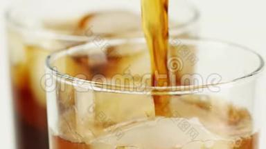 将可乐软饮料与冰块倒入杯中，特写慢镜头红