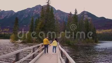 加拿大阿尔伯塔省的金字塔湖碧玉秋天在湖边观赏日落，秋天在湖边落色