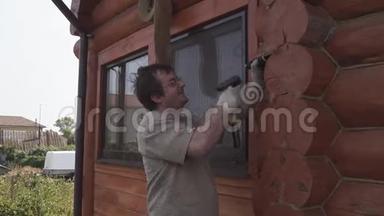人正在修理一座木屋.
