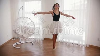 戴着眼镜的年轻美女芭蕾舞演员跑<strong>起来</strong>跳<strong>起来</strong>，在空中表演一个劈腿动作