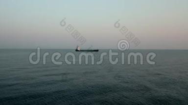 黑海的商船。 干货船。 4K无人机射击