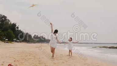 快乐的小女孩放风筝，在异国情调的海滩上奔跑，在热带暑假慢动作