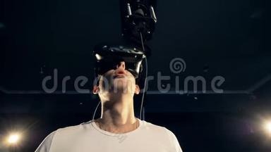 玩家用<strong>VR</strong>眼镜移动他的头。 虚拟现实中玩游戏的<strong>VR</strong>360耳机虚拟现实系统..