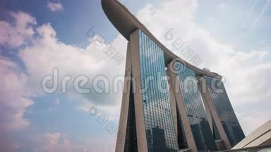 阳光明媚的一天，著名的滨海湾金沙酒店全景，新加坡4k时差