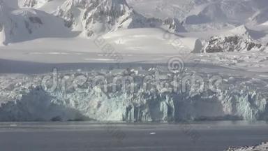 夏天南极半岛的冰川和山脉