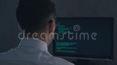 IT专业程序员正在输入代码。 电脑开发人员。 黑客深夜黑客入侵。