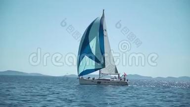 带条纹帆的游艇冲进蓝色的<strong>深海</strong>.. 慢动作表演。 地中海海滨。