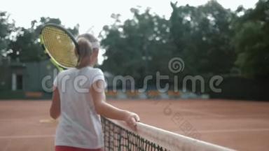 网球场，运动少女网球运动员，球拍触网，赛后雨中漫步球场