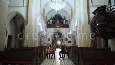 两位音乐家在天主教堂演奏乐队和手风琴
