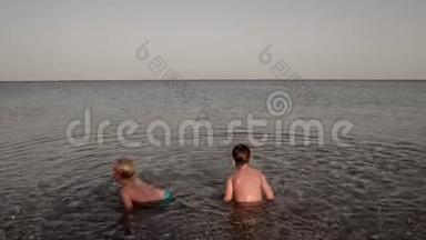 两个孩子在海边享受暑假