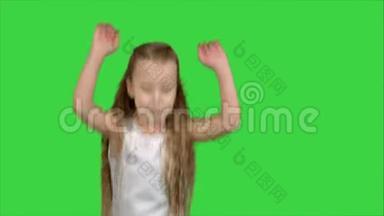 小女孩在绿色屏幕上唱歌跳舞，Chroma键