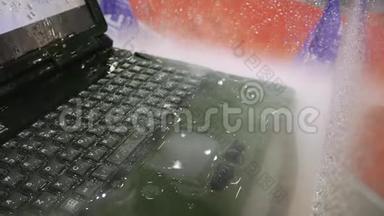 手提电脑着火了。 笔记本电脑掉进了水里。 键盘上的火花是因为<strong>短路</strong>