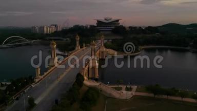 马来西亚普特拉贾亚-2018年8月31日：在美丽的夕阳下<strong>欣赏</strong>塞里双子桥的空中<strong>电影</strong>