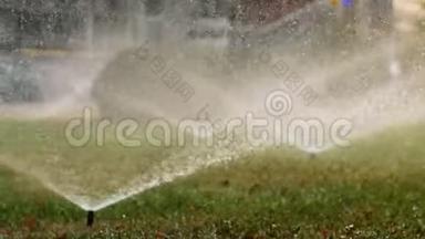 绿地用花园洒水浇水.. 绿化草坪上的洒水喷头喷水