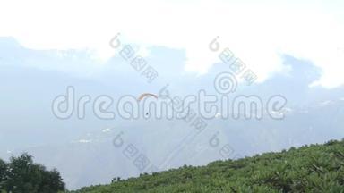 高加索山脉的美丽风景和滑翔伞覆盖着青草
