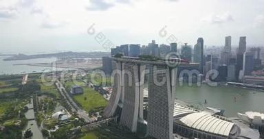 玛丽娜湾金沙和摩天大楼被无人驾驶飞机从空中缓慢地围绕着新加坡酒店拍摄