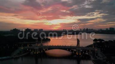 马来西亚普特拉贾亚-2018年8月31日：在美丽的夕阳下<strong>欣赏</strong>塞里双子桥的空中<strong>电影</strong>
