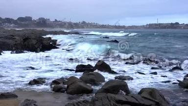 智利昆泰岩石海岸遭受海浪冲击，视野开阔