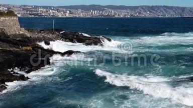 智利多岩石海岸的维拉德尔马<strong>受到</strong>海浪的冲击-慢动作