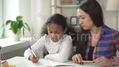 母亲为成功的教育做家教。 西班牙裔儿童和母亲教师