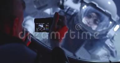 宇航员拍摄太空行走的船员
