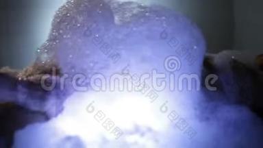 土耳其浴哈曼在美丽的肥皂泡沫下的<strong>臀部按摩</strong>