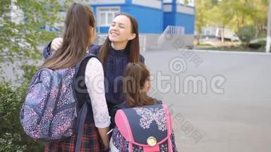 母亲陪女儿上学。 上学前，妈妈亲吻并送女儿上学。