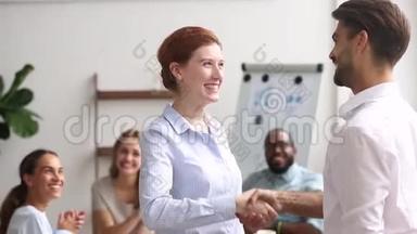 幸福的老板握手成功的女员工表示感谢