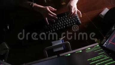 女人的手在黑暗的房间里输入电脑<strong>代码</strong>，<strong>黑客</strong>攻击电脑。 <strong>黑客</strong>，工作中的程序员。