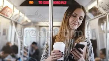 快乐、轻松、美丽的千禧女孩站在地铁列车上，用电子商务程序微笑<strong>着看</strong>智能<strong>手机</strong>