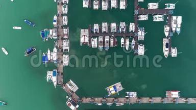 时光流逝码头快艇。 一批码头货。 游艇和帆船停泊在码头。 空中4k电影直升机视野。 俯视图