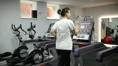 女孩在跑步机上<strong>减肥</strong>