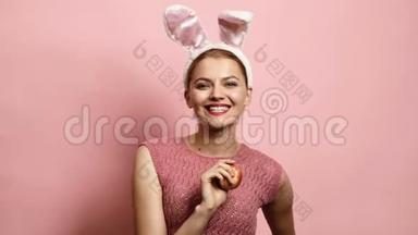 复活节，节日和人们的概念-快乐女孩戴兔子耳朵。 为复活节<strong>做准备</strong>的幸福家庭。 复活节快乐