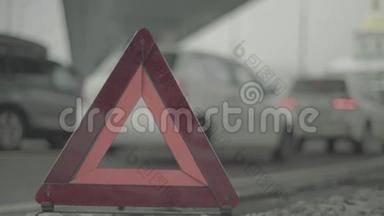 <strong>警示</strong>标志`红三角`上路.. 特写镜头。 崩溃。 汽车故障