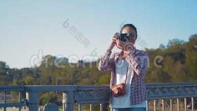 美丽的女人站在桥上拍摄倒车镜头