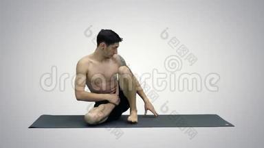 <strong>男子</strong>练习<strong>瑜伽</strong>，法师扭转C型或Marichyasana型，伸展运动肌肉，<strong>瑜伽</strong>冥想放松。
