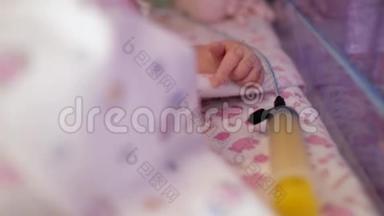 新生儿的特写`在一个专门的盒子里，放在一个注射器旁边。 儿童特护病房。 4k. 4k vid