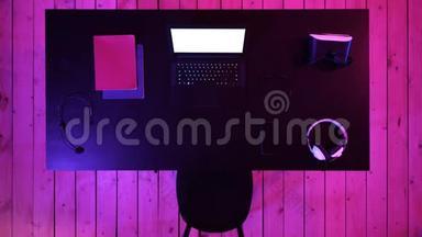 游戏玩家工作空间概念与游戏玩家`笔记本电脑屏幕看到。 白色显示器。