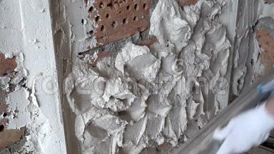 石膏砌机将砖墙上的石膏层与规则对齐，修复和施工，在4KUHD拍摄