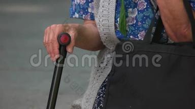 老奶奶拿着拐杖。