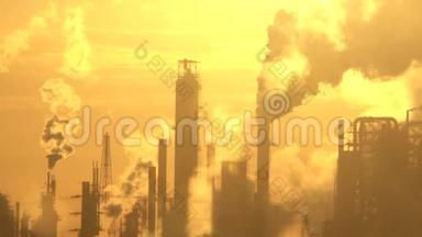 日落时分，<strong>炼油厂</strong>的管道上冒出烟云
