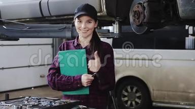 一个戴着黑色帽子和格子衬衫的女孩，一个汽车修理工，拿着文件在拆卸的汽车前面，展示了一个