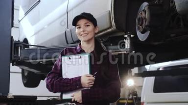 一个<strong>女孩</strong>的肖像，一个穿着格子衬衫的汽车修理工和一顶黑色帽子，在一家<strong>服务</strong>站的一辆汽车前面，有一个<strong>女孩</strong>的肖像。