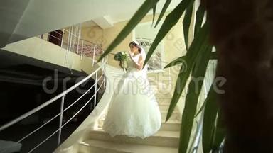 一位<strong>漂亮</strong>的新娘穿着<strong>花边</strong>连衣裙站在大台阶上。