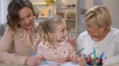 女家庭成员教孩子画画，孩子教育，家长关注