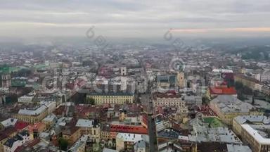 <strong>高空</strong>超垂时间流逝，日落时在屋顶上空飞行。 古老的欧洲城市。 乌克兰利沃