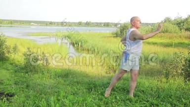 一位中年男子早上在湖边做瑜伽和呼吸练习