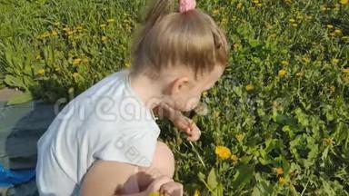 一个小女孩在草坪上<strong>采花</strong>。