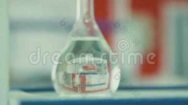 圆形底瓶中的液体化学试剂化学物质。